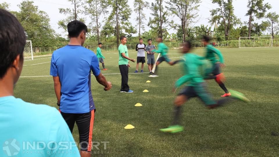 Tes fisik didampingi langsung oleh tim dari Universitas Negeri Jakarta. Copyright: © Herry Ibrahim/Indosport